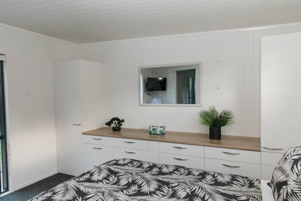 Bombay Hills Modern Retreat Apartment Оукланд Екстериор снимка