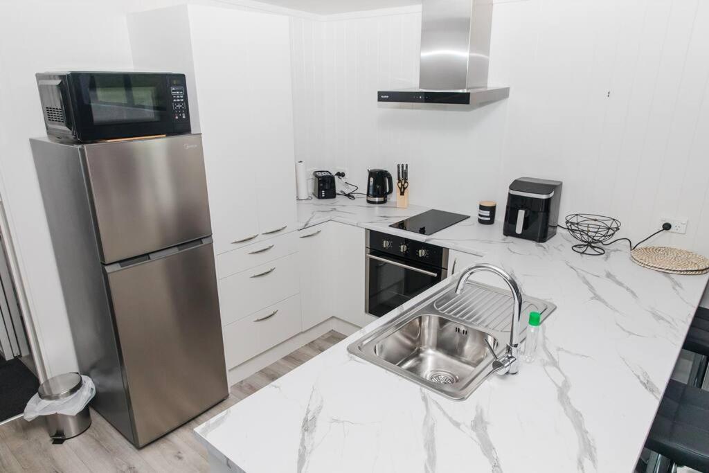 Bombay Hills Modern Retreat Apartment Оукланд Екстериор снимка