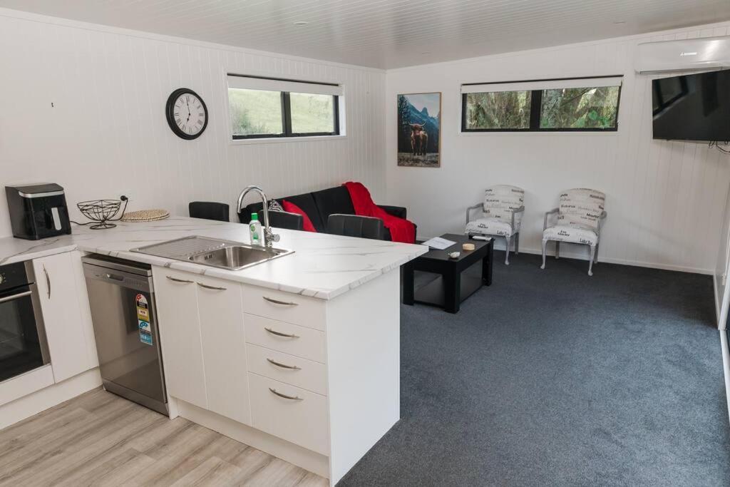 Bombay Hills Modern Retreat Apartment Оукланд Екстериор снимка